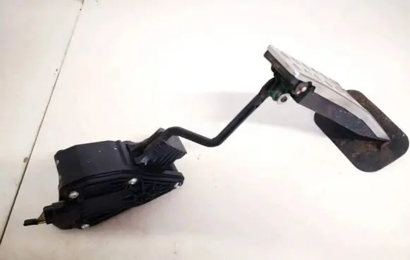 Accelerator throttle pedal