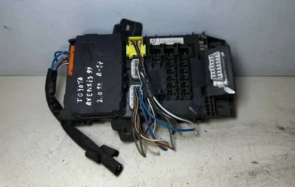Toyota Avensis T220 Fuse module 8273005010 8264105010 05810520
