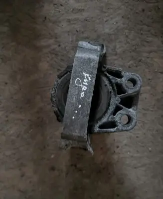 Ford Kuga I Engine mounting bracket