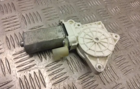 BMW 1 E82 E88 Rear door window regulator motor 6978848