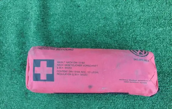 Volkswagen PASSAT B8 First aid kit 5K0860282A