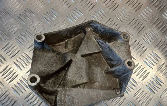 Opel Zafira B Engine mounting bracket 55191338