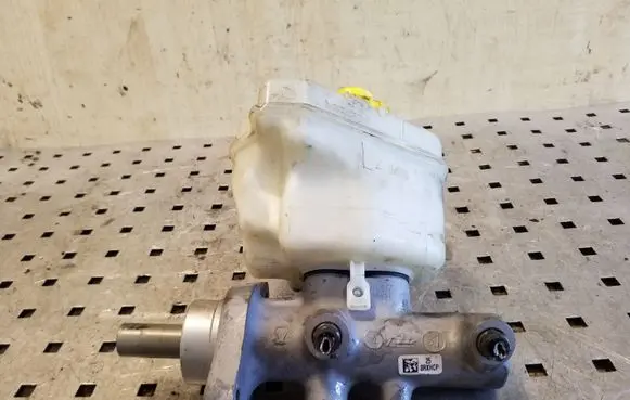 Volkswagen Touareg I Master brake cylinder