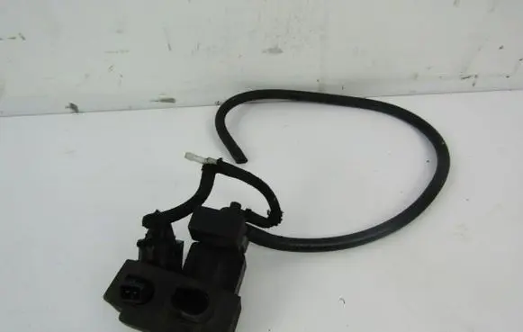 Volkswagen PASSAT B5.5 Valve vacuum 8D0906627