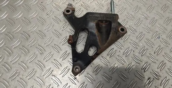 Toyota Yaris Engine mounting bracket
