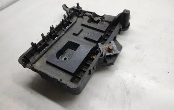 Volkswagen Tiguan Battery box tray 1K0915333