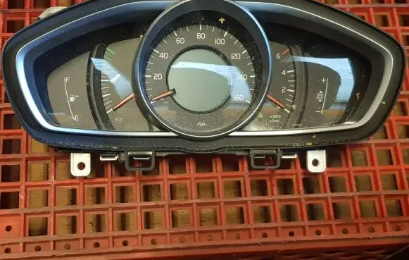 Volvo V40 Speedometer (instrument cluster) 31394175