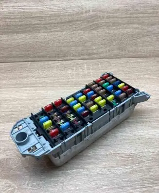 Opel Meriva A Fuse module 93363136 93332763