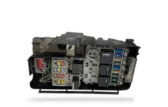 Volvo XC70 Fuse module 30797010 9441158 5M5T14B192AA