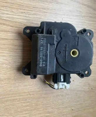 Mazda 3 I Air flap motor/actuator 8610000990 HB601BN8V01