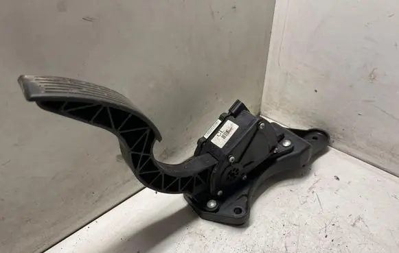 Hyundai Santa Fe Accelerator throttle pedal HCM060503A02167