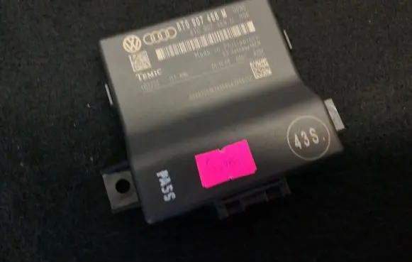 Audi A5 8T 8F Gateway control module 8T0907468M