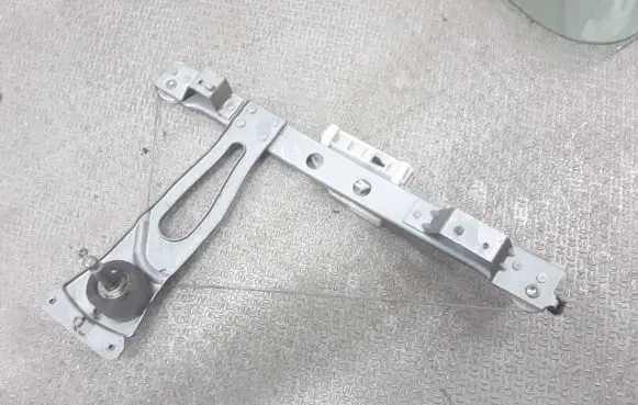 Rear door manual window regulator