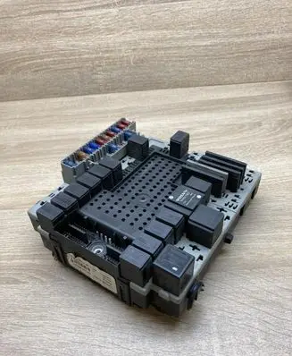 Volvo V70 Fuse module 8645411 8645410