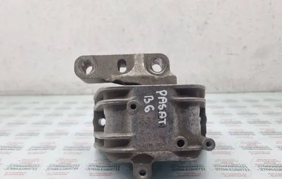 Volkswagen PASSAT B6 Engine mount bracket 1K0199262P