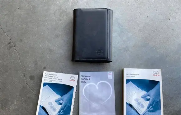Toyota Auris E180 Owners service history hand book