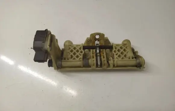 Mercedes-Benz CLS C219 Seat back rest lock catch