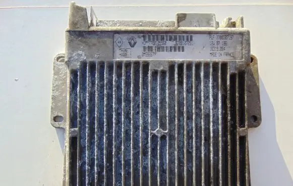 Renault Twingo I Engine control unit/module 7700107197