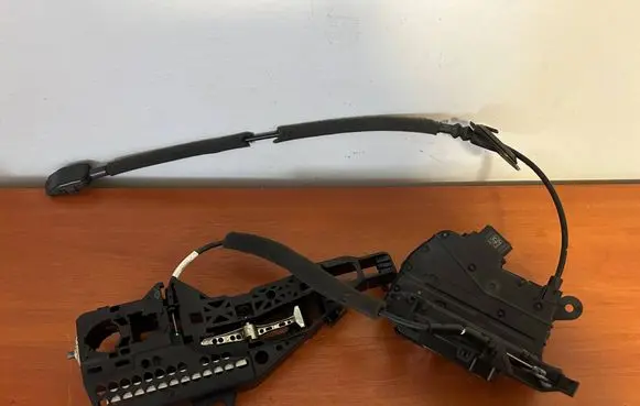 Renault Captur Front door lock 