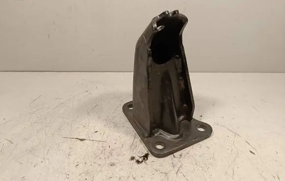 Nissan Navara D40 Engine mounting bracket