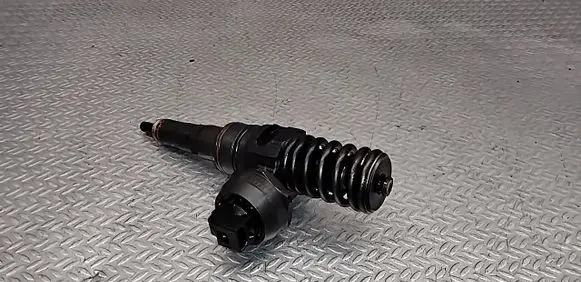 Volkswagen Golf IV Fuel injector 038130073AQ