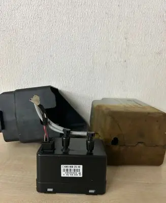 Mercedes-Benz E W211 Central locking vacuum pump 0008002548