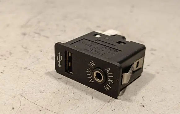 BMW 5 F10 F11 AUX in-socket connector 9237653
