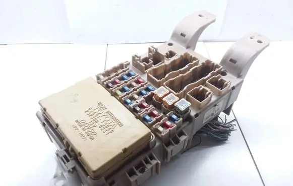 Toyota Corolla Verso E121 Fuse module 8264113040 2323000231