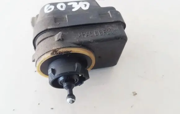 Headlight level adjustment motor