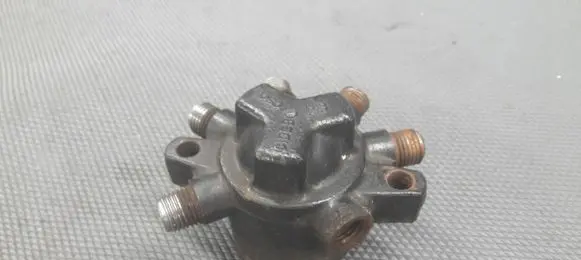 Ford Focus Fuel distributor R9144Z020C
