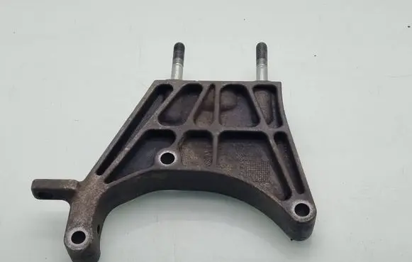 Engine mounting bracket