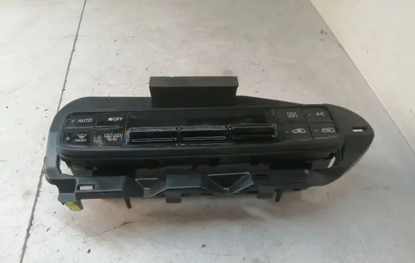 Toyota Auris E180 Climate control unit 75H695