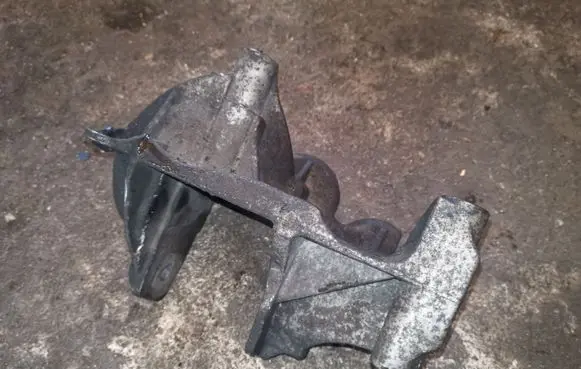 Engine mounting bracket