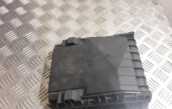 Volkswagen PASSAT B6 Fuse box cover 1K0937132F