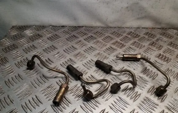 Nissan Primera Fuel injector supply line/pipe 
