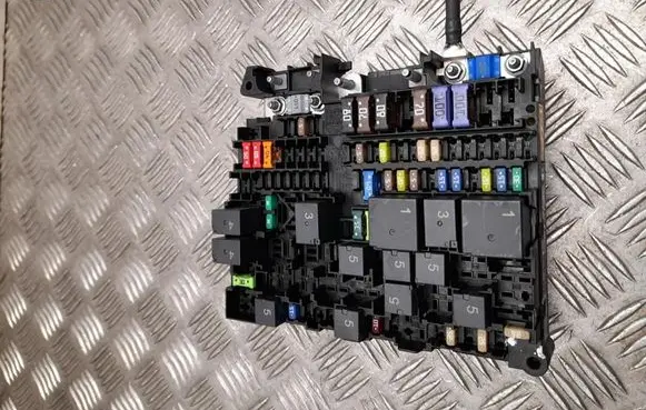Opel Astra L Fuse box set 9844706980