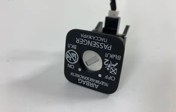 Passenger airbag on/off switch