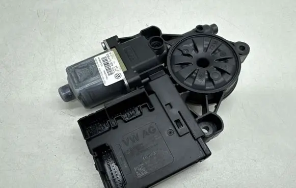 Volkswagen PASSAT B7 Front door window regulator motor 3AA959702A