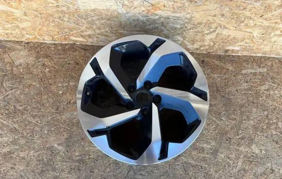 Subaru Forester SK R18 alloy rim K52K019