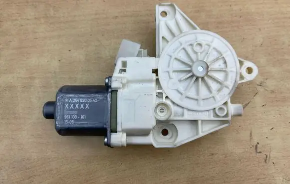 Mercedes-Benz E W212 Rear door window regulator motor A2048200642