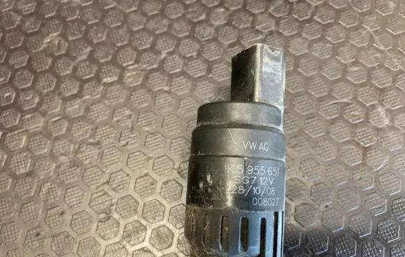 Volkswagen PASSAT CC Windscreen/windshield washer pump 1K5955651