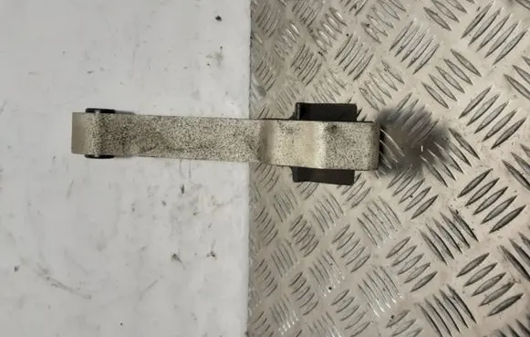 Volvo XC60 Engine mount bracket