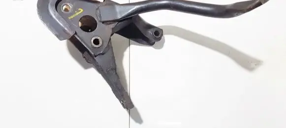 Nissan Almera Tino Engine mounting bracket