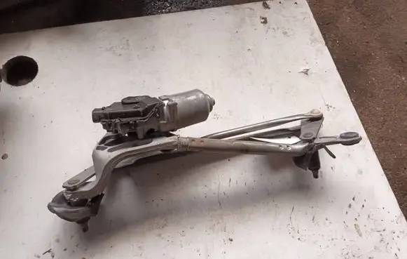 Toyota Yaris Front wiper linkage 