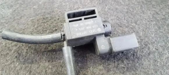 Audi A4 S4 B5 8D Turbo solenoid valve 037906283c nenustayta