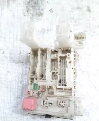Toyota Avensis T270 Fuse module 13988J09