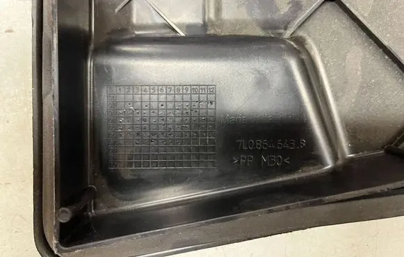 Volkswagen Touareg II Battery box tray cover/lid 7L0864643B