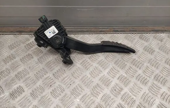 Ford Mustang VI Accelerator throttle pedal CR339F836BB