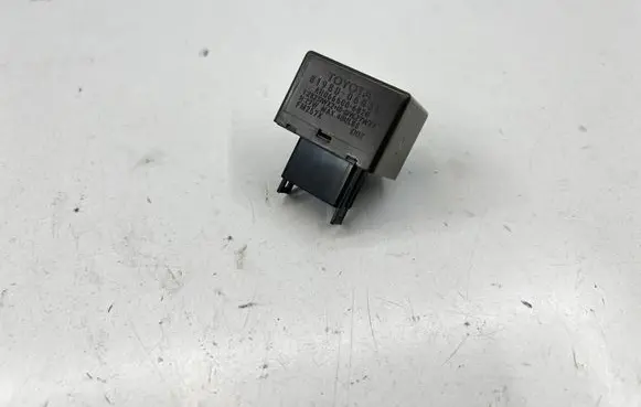 Toyota Hilux (AN10, AN20, AN30) Hazard warning light relay 8198006030 AH0665006820