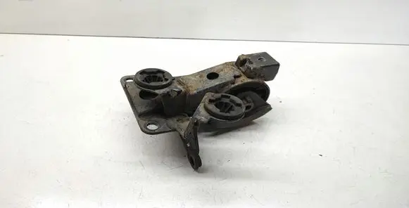 Nissan X-Trail T30 Engine mount bracket